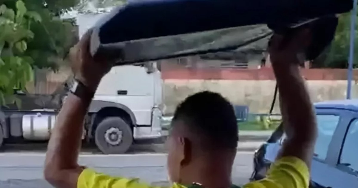 Homem parte televisão com martelo depois de o Brasil ser eliminado do Mundial